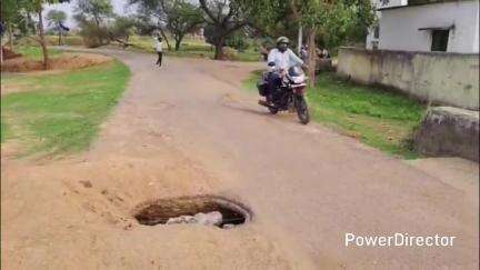 सारवां: भदियारा स्कूल के पास सड़क के बीचोंबीच टूटी पुलिया से लोग परेशान #jansamasya