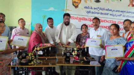 జగిత్యాల: చెగ్యం గ్రామంలో ఎస్సీ యువతులకు కుట్టు మిషన్లు, సర్టిఫికెట్ల పంపిణీ చేసిన ప్రభుత్వ విప్ ఎమ్మెల్యే అడ్లూరి లక్ష్మణ్ కుమార్