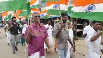 சிங்கம்புனரி: பெரிய கடை வீதியில் ஆப்ரேஷன் சிந்தூர் பாஜகவினர் தேசிய கொடியுடன் ஊர்வலம்