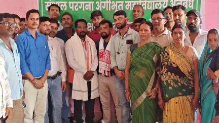 दुमका: एसपी कॉलेज के पास लुमाई हवेली में एसपी कॉलेज के अंगीभूत महाविद्यालय अनुबंध शिक्षकेत्तर कर्मचारी मोर्चा की बैठक