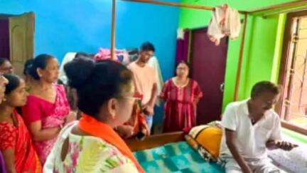 উদয়পুর: আর.কে.পুর বিধানসভার অন্তর্গত ৩০- নং বুথের নিবাসী অমল দে অসুস্থ সে খবর শুনে গেলেন জেলা সভানেত্রী
