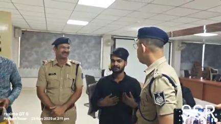 रतलाम नगर: SP कार्यालय में SP व TI ने ऑटो चालक की सजगता पर प्रशस्ति पत्र और फूल माला पहनाकर किया सम्मानित