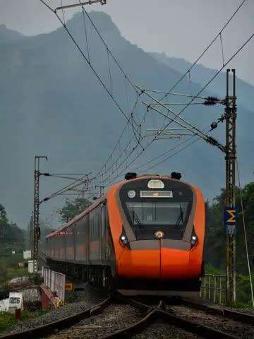 Painting a picture of grace and grit in motion against mist-laced Western Ghats, the sleek Bengaluru Cantt–Madurai #VandeBharatExpress sails through Danishpet, Tamil Nadu.
#railminindia