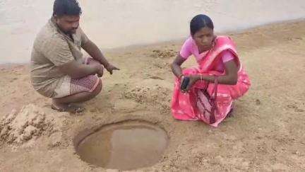 बोलबा: बोलबा डोगाईत टोली गांव में पीने के पानी की समस्या, प्रखंड प्रमुख ने गांव पहुंचकर जाना हाल
