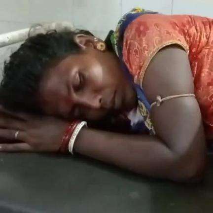 चांडिल: चांडिल के तांतीबांध के पास गड्ढे में गिरने से बाइक सवार पति-पत्नी घायल