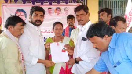 కోడుమూరు: కోడుమూరులో జనసేన పార్టీ క్రియాశీల సభ్యత్వ కిట్లు పంపిణీ కార్యక్రమంలో పాల్గొన్న జిల్లా అధ్యక్షుడు చింత సురేష్ బాబు