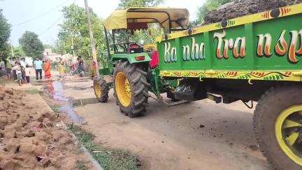 ଅନୁଗୋଳ: ଆଦିଆଘାଇରେ ପାଣି ପାଇପ୍ ଫଟାଇ ଦେବାରୁ ଟ୍ରାକ୍ଟର ଓ ଜେଶିବିକୁ ଅଟକ ରଖିଲେ ଗ୍ରାମବାସୀ