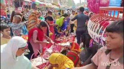 खगड़िया: शहर के राजेंद्र चौक पर वट सावित्री व्रत को लेकर बाज़ार में उमड़ी खरीदारों की भीड़