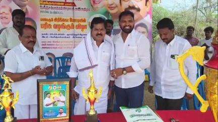 ஸ்ரீபெரும்புதூர்: பேரிச்சம்பக்கம் ஊராட்சியில் அதிமுக சார்பில் கிரிக்கெட் போட்டியில் வெற்றி பெற்ற அணிகளுக்கு பரிசளிப்பு விழா நடைபெற்றது