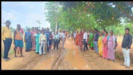 बानो: बानो के एलला अंमबाटोली में सड़क निर्माण की मांग को लेकर मुखिया के नेतृत्व में सड़क पर जुटे ग्रामीण