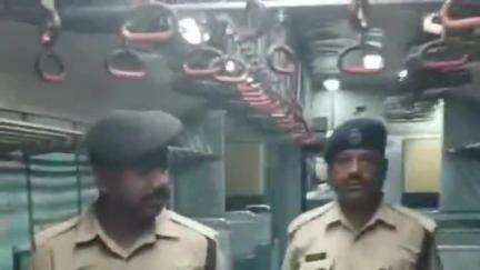 পাড়া: আনাড়া রেল স্টেশনে প্রতিবন্ধী কামরায় ওঠা,মহিলা কামরায় ওঠা ও রেললাইন পারাপার করার জন্য মোট ৭ জনকে গ্রেফতার করলো আরপিএফ