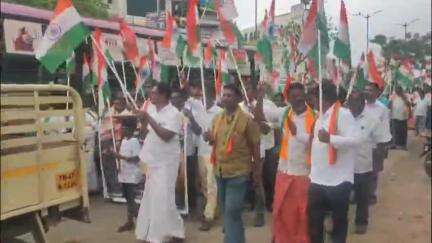 வேடசந்தூர்: ஆத்துமேட்டில் ராணுவ வீரர்களுக்கு மரியாதை செலுத்தும் விதமாக தேசியக்கொடி ஏந்தி ஊர்வலம்
