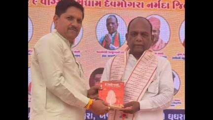 છોટાઉદેપુર: જિલ્લા ભાજપ પ્રમુખે ભરૂચ લોકસભાના સાંસદ સાથે શુભેચ્છા મુલાકાત કરી, ભાજપ પ્રમુખ દ્વારા લખવામાં આવેલ પુસ્તક અર્પણ કર્યું.