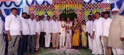 గద్వాల్: వివాహ వేడుకలో పాల్గొన్న జెడ్పి మాజీ చైర్ పర్సన్, కాంగ్రెస్ పార్టీ గద్వాల నియోజకవర్గ ఇంచార్జీ సరితమ్మ..