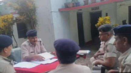 सिमरी बख्तियारपुर: सिमरी बख्तियारपुर इंस्पेक्टर ने सलखुआ थाना में लंबित कांडों की समीक्षा कर निष्पादन के निर्देश दिए