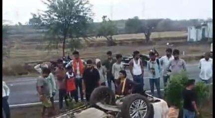 लखनादौन: साज पानी के पास तेज रफ्तार कार पलटी, तीन लोग घायल