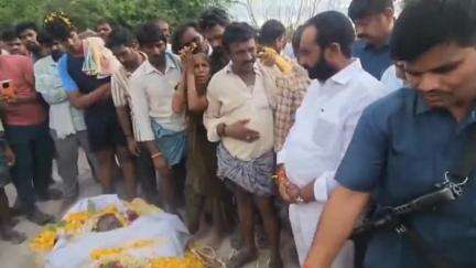 గుండ్లపాడులో హత్యకు గురైన టీడీపీ నాయకుల అంత్యక్రియలు కార్యక్రమంలో పాల్గొని నివాళులర్పించిన ఎమ్మెల్యే జూలకంటి