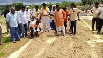నిజామాబాద్ రూరల్: ఇందల్వాయిలో ధాన్యం కొనుగోలు కేంద్రాన్ని పరిశీలించిన బిజెపి జిల్లా అధ్యక్షుడు దినేష్