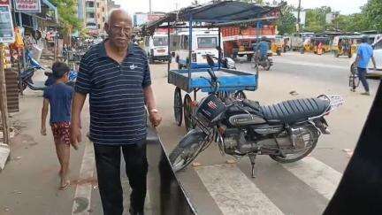 திருப்புவனம்: பேருந்து நிலைய பகுதியில் தயாராகும் தமிழகத்தின் மிகப்பெரிய 35 அடி உயர ராட்சத அருவா பொதுமக்களில் வியப்பு
