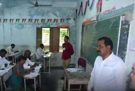 గద్వాల్: గద్వాల జిల్లా కేంద్రంలోని పరీక్ష కేంద్రాలను తనిఖీ చేసిన జిల్లా అదనపు కలెక్టర్ లక్ష్మి నారాయణ