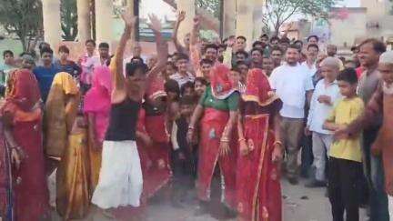 नवलगढ़: नवलगढ़ में पेयजल संकट गहराया, पांच वार्डों में तीन दिन से पानी की आपूर्ति ठप, लोगों ने फोड़े मटके #jansamasya