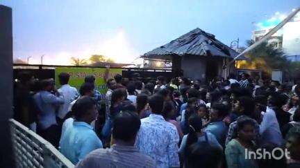 విశాఖపట్నం: బీచ్ రోడ్లో రామ మందిరాన్ని చూసేందుకు పెద్దసంఖ్యలో తరలివచ్చిన నగరవాసుల భక్తుల తాకిడి తట్టుకోలేక గేట్లు మూసేసిన నిర్వాహకుల