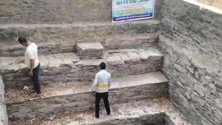 करेरा: जल गंगा संवर्धन अभियान: किले के पीछे सिद्ध मंदिर के प्राचीन कुंड की जन अभियान परिषद ने की साफ़-सफाई