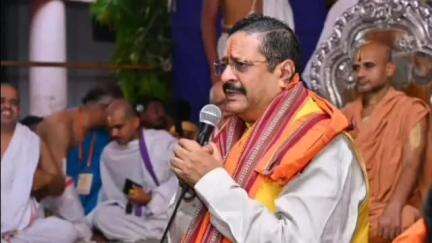 ವಿಜಯಪುರ: ನಗರದ ಶ್ರೀಕೃಷ್ಣ ವಾದಿರಾಜ ಮಠದಲ್ಲಿ ನಡೆದ ಉಚಿತ ಸಾಮೂಹಿಕ ಉಪನಯನ ಕಾರ್ಯಕ್ರಮದಲ್ಲಿ ಪಾಲ್ಗೊಂಡ ನಗರ ಶಾಸಕ ಯತ್ನಾಳ