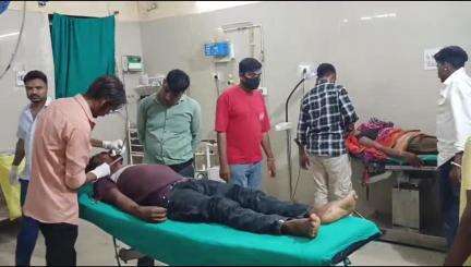 बांसवाड़ा: सेमलिया गांव में बाइक को अज्ञात वाहन ने मारी टक्कर, पति-पत्नी को लगी चोट, एमजी अस्पताल में उपचार जारी