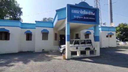 દસાડા: વણોદ ગામે જુગારની રેઇડ: ચાર ઇસમો ઝડપાયા, ત્રણ ફરાર