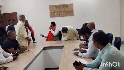 सासाराम: सासाराम के सर्किट हाउस में राजस्व मंत्री की बैठक में भाजपा के कई पूर्व विधायक व कार्यकर्ता रहे मौजूद