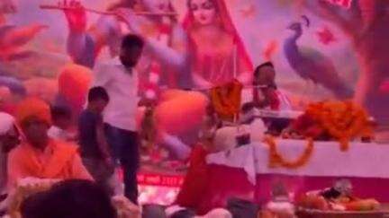 बाह: स्याइच गांव में कथा के अंतिम दिन श्रद्धालु सुदामा चरित्र की कथा सुनकर भावविभोर हुए
