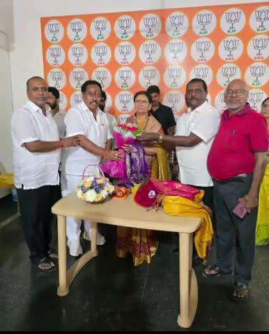 గద్వాల్: బీజేపీ జాతీయ ఉపాధ్యక్షురాలు డీకే అరుణను మర్యాద పూర్వకంగా కలిసిన గద్వాల బీజేపీ నేతలు