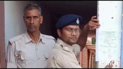 शंभूगंज: पकरिया गांव: छात्र उज्जवल अपहरण कांड में फरार आरोपी राजीव सिंह के घर पर इस्तेहार चिपकाया गया