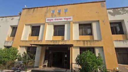 જંબુસર: જંબુસર તાલુકાના નડિયાદ ગામે પંચાયત સિંચાઈ વિભાગ દ્વારા તળાવ ઊંડા કરવાની કામગીરી કરવામાં આવી.