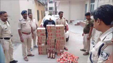 दरियापुर: दरियापुर पुलिस ने 293.400 ली अंग्रेजी शराब और एक वाहन के साथ एक तस्कर को किया गिरफ्तार, एक फरार