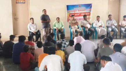 ವಿಜಯಪುರ: ಕಾಖಂಡಕಿ ಗ್ರಾಮದಲ್ಲಿ ‌ಅಸ್ಪೃಶ್ಯತೆ ನಿರ್ಮೂಲನೆ ಕುರಿತು ಜಾಗೃತಿ ಮೂಡಿಸುವ ಸಭೆ ಆಯೋಜನೆ