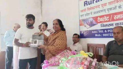 बाह: रुदुमुली गांव आईटीआई में टेबलेट वितरण समारोह का किया गया आयोजन