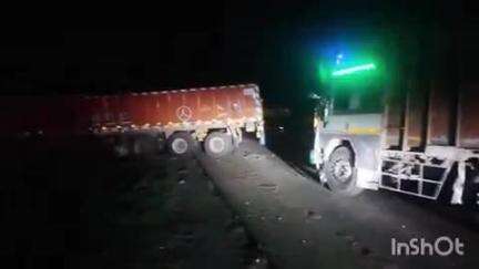 मावली: मेनार के समीप ट्रेलर अनियंत्रित होकर हाईवे रोड के पास नाले में उतरा, बड़ा हादसा टला