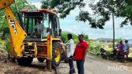 కథలాపూర్: విద్యుత్ సరఫరాకు అంతరాయం చెట్ల కొమ్మలకు తొలగింపు