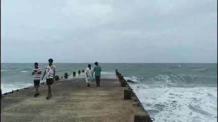 இராமேஸ்வரம்: தனுஷ்கோடியில் கடல் சீற்றம் உயரமாக எழும்பிய ராட்சச அலைகள்