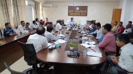 चाईबासा: गुवा सेल से खेत हुए लाल, मुआवजे और नौकरी की मांग को लेकर ग्रामीणों के साथ एडीसी ने की बैठक