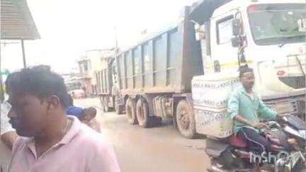 कांकेर: चारामा नगर की गलियों में रात भर हाइवा ट्रकों से हो रहा रेत परिवहन, लोगों ने वाहन रोक पुलिस को किया सुपुर्द