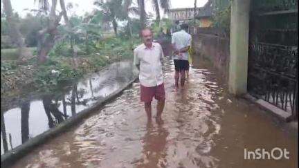 গুৱাহাটী: সাত গাঁৱৰ লাচিত পথাৰত কৃত্ৰিম বানৰ বাবে স্তব্ধ জনজীৱন, একাঁঠু পানীৰে যাতায়াত কৰিছে ৰাইজে #jansamasya