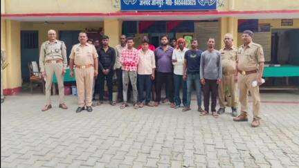 मड़ियाहू: नेवढ़िया में अलग-अलग जगह से 12 लोगों को किया गया गिरफ्तार
