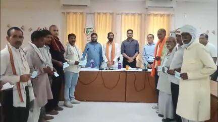मोठ: तहसील क्षेत्र में हुई आगजनी की घटना में किसानों को हुए नुकसान को लेकर किसानों को वितरित किए गए आर्थिक सहायता के चेक