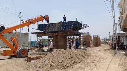 ધોરાજી: જુનાગઢ રોડ પર ચાલી રહેલ ઓવરબ્રિજ ના કામમાં મજૂરો રામ ભરોસે કામ કરતા હોવાના વિડીયો સોશિયલ મીડિયામાં વાયરલ
