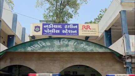 નડિયાદ: હેલિપેડ ત્રણ રસ્તા પાસે કારમાંથી મોટી માત્રામાં દેશી દારૂ નો જથ્થો મળી આવ્યો,પોલીસે પાંચ લોકો વિરુદ્ધ ગુનો નોંધ્યો.