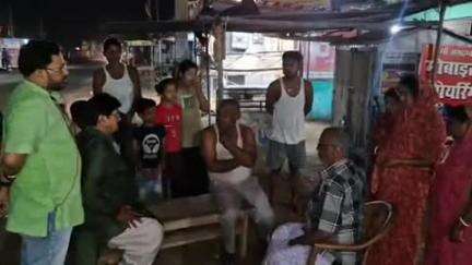 सारठ: MLA चुन्ना सिंह ने सारठ चौक पर 40 वर्षीय युवक की मौत पर परिजनों को ढांढस बंधाया, हर संभव मदद का आश्वासन दिया