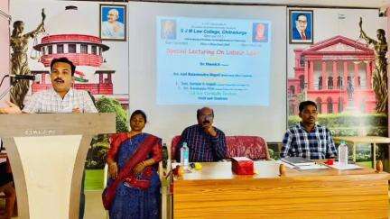 ಚಿತ್ರದುರ್ಗ: ನಗರದ ಎಸ್‌ಜೆಎಂ ಕಾನೂನು ಮಹಾ ವಿದ್ಯಾಲಯದಲ್ಲಿ ಕಾರ್ಮಿಕ ಕಾನೂನುಗಳ ಬಗ್ಗೆ ವಿಶೇಷ ಉಪನ್ಯಾಸ ಕಾರ್ಯಾಗಾರ